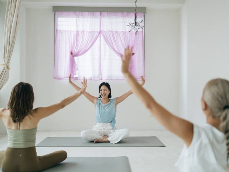 みんなで過ごす優しいヨガの時間