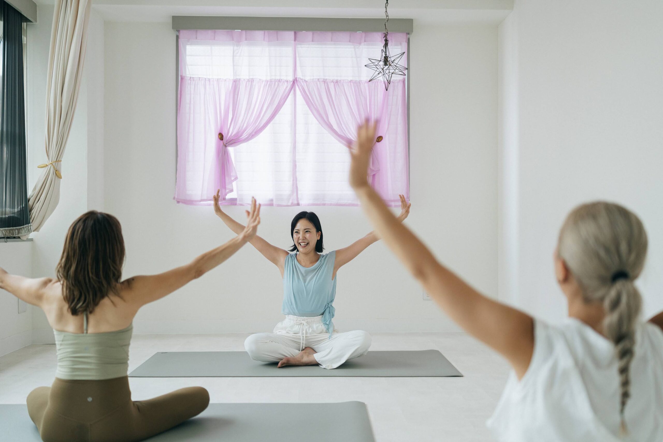 みんなで過ごす優しいヨガの時間 大阪梅田のヨガスタジオ  STUDIO WANDARA 